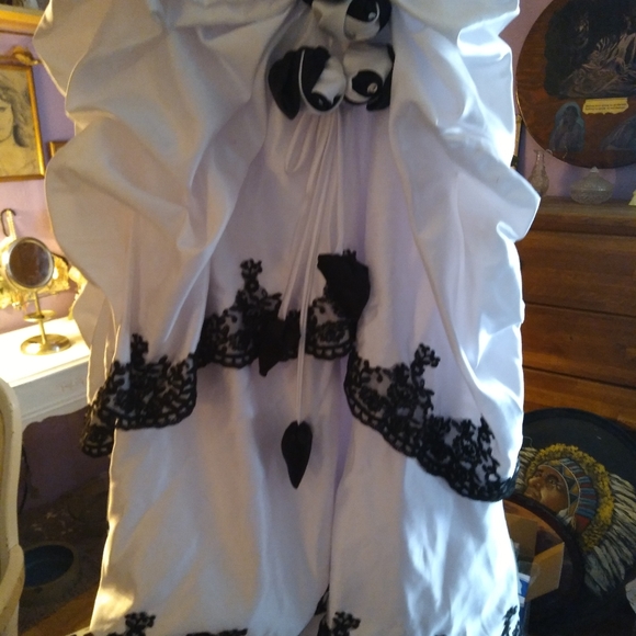 White and black beaded wedding dress - Picture 4 of 4